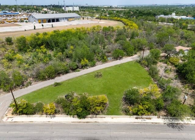 rental at 1667 Rigsby Ave in San Antonio, TX — photo 2
