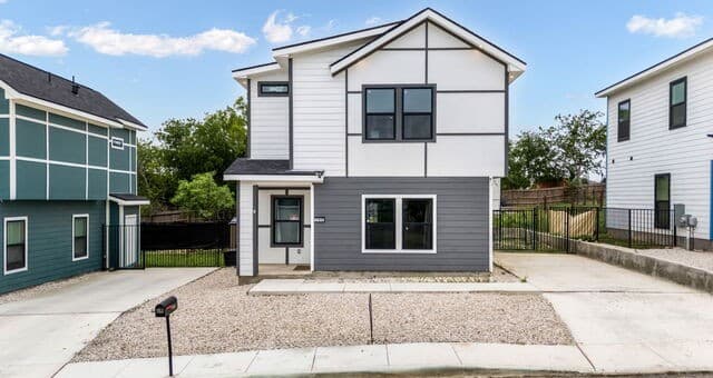 3-bedroom rental at 422 K St Unit 103 in San Antonio, TX — photo 2
