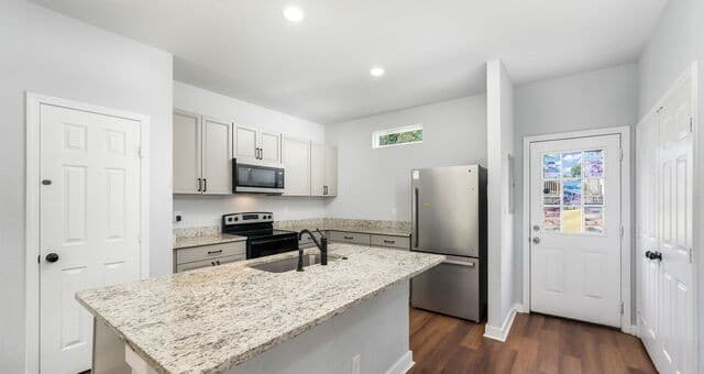 3-bedroom rental at 422 K St Unit 103 in San Antonio, TX — photo 3