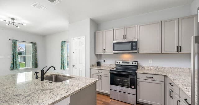3-bedroom rental at 422 K St Unit 103 in San Antonio, TX — photo 4