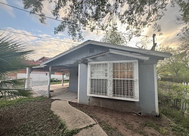 4-bedroom rental at 1109 Allende in San Antonio, TX — photo 1