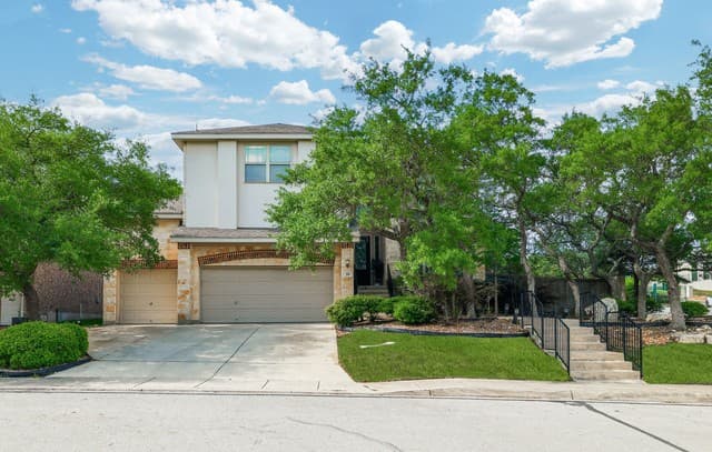 4-bedroom rental at 39 Bighorn Canyon in San Antonio, TX — photo 1