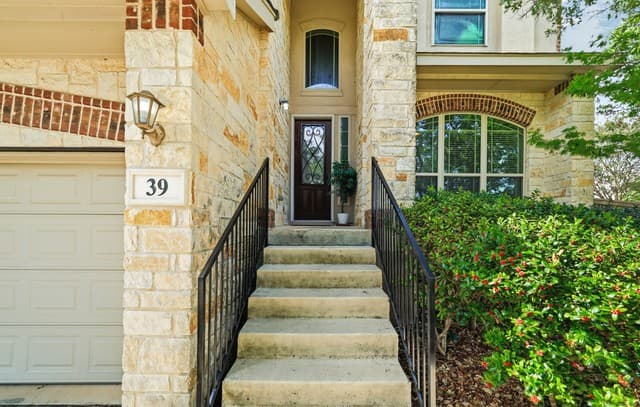 4-bedroom rental at 39 Bighorn Canyon in San Antonio, TX — photo 2