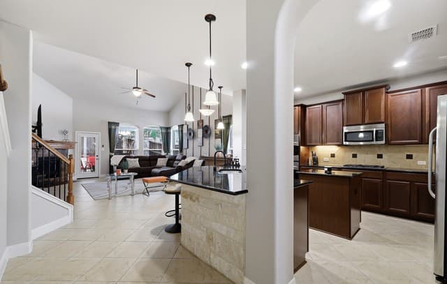 4-bedroom rental at 39 Bighorn Canyon in San Antonio, TX — photo 4
