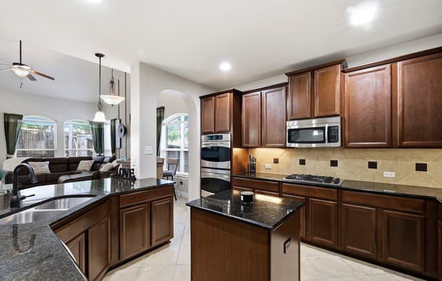 4-bedroom rental at 39 Bighorn Canyon in San Antonio, TX — photo 5