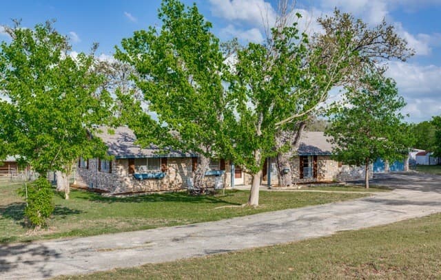 4-bedroom rental at 212 Kendall Oaks Dr in Boerne, TX — photo 1