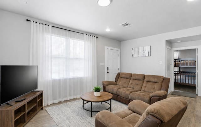 rental at 911 Iowa in San Antonio, TX — photo 5