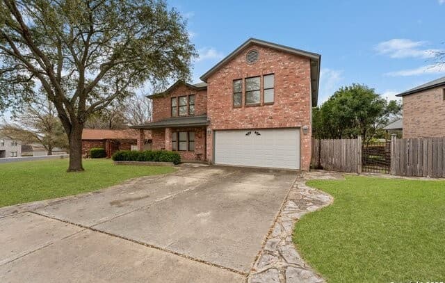 4-bedroom rental at 4983 Watering Trail Dr in San Antonio, TX — photo 2