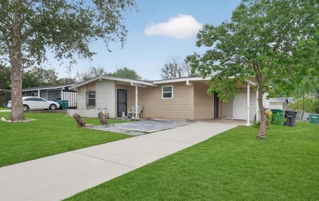 4-bedroom rental at 166 Fair Vly in San Antonio, TX — photo 1