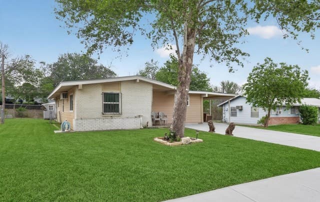 4-bedroom rental at 166 Fair Vly in San Antonio, TX — photo 3