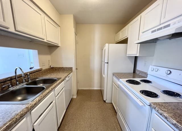 2-bedroom rental at 810 Station St Unit 3 in Converse, TX — photo 3