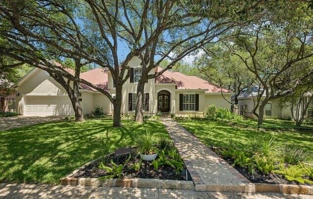4-bedroom rental at 10 Inwood Knoll in San Antonio, TX — photo 1