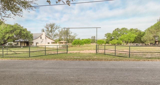 rental at 413 W Malone in Devine, TX — photo 1