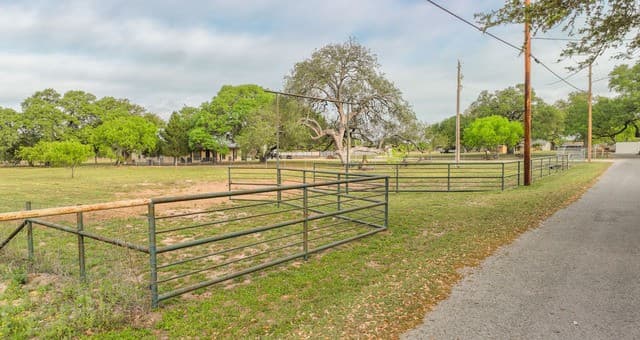 rental at 413 W Malone in Devine, TX — photo 2