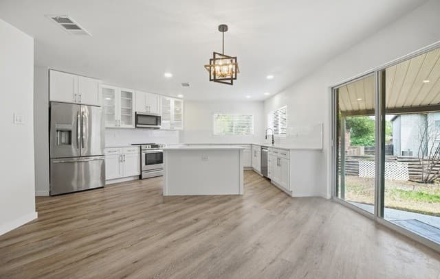 5-bedroom rental at 2704 Ashley Mdw in Schertz, TX — photo 2