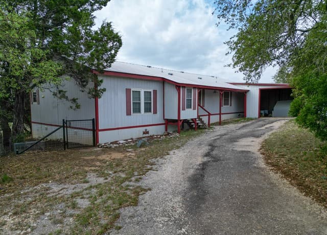 3-bedroom rental at 3285 Broad Oak Drive in Bandera, TX — photo 2