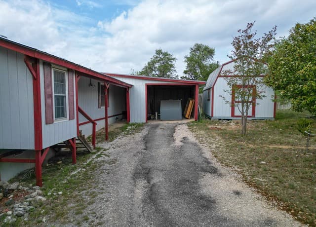 3-bedroom rental at 3285 Broad Oak Drive in Bandera, TX — photo 4