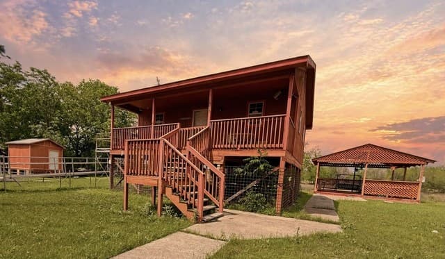 2-bedroom rental at 738 Lakeshore Dr S in Bandera, TX — photo 1