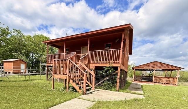 2-bedroom rental at 738 Lakeshore Dr S in Bandera, TX — photo 2
