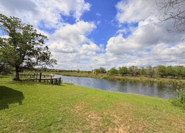 2-bedroom rental at 738 Lakeshore Dr S in Bandera, TX — photo 3