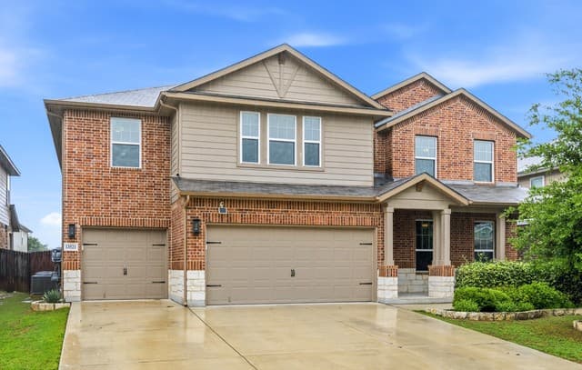6-bedroom rental at 13521 Meredith in San Antonio, TX — photo 1