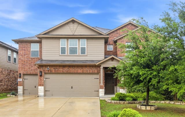 6-bedroom rental at 13521 Meredith in San Antonio, TX — photo 2