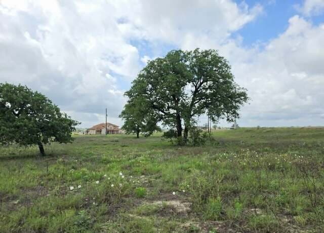 rental at 1866 County Road 319 in La Vernia, TX — photo 3