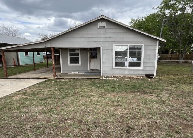 3-bedroom rental at 602 S 6th St in Stockdale, TX — photo 1