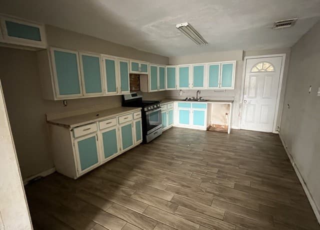 3-bedroom rental at 602 S 6th St in Stockdale, TX — photo 3