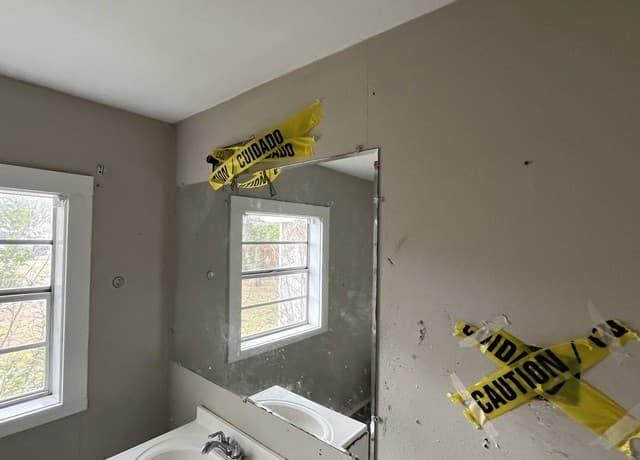 3-bedroom rental at 602 S 6th St in Stockdale, TX — photo 5