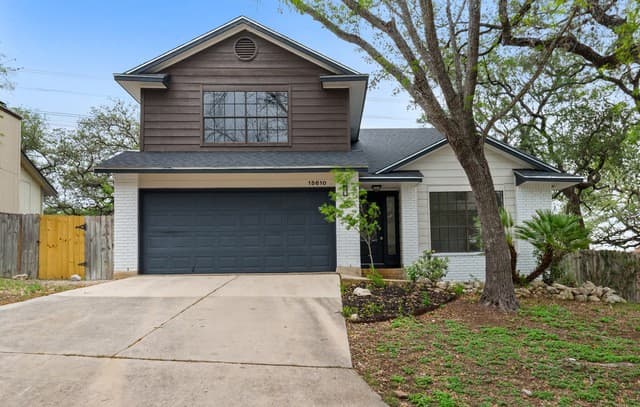 4-bedroom rental at 15610 Knollhollow in San Antonio, TX — photo 2