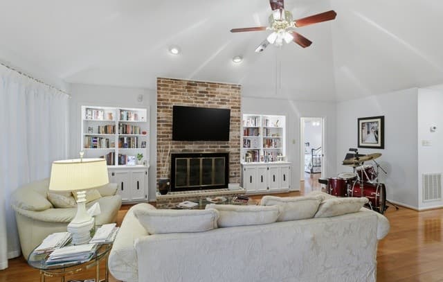 4-bedroom rental at 6319 Lakewood Park in Windcrest, TX — photo 2