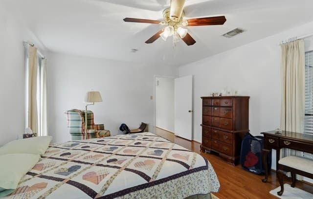 4-bedroom rental at 6319 Lakewood Park in Windcrest, TX — photo 5