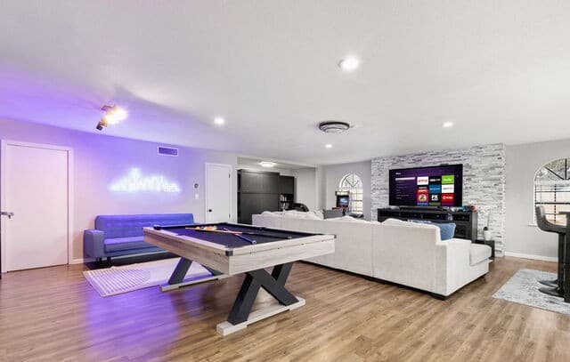 4-bedroom rental at 607 Redcliff Dr in San Antonio, TX — photo 2