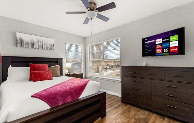 4-bedroom rental at 607 Redcliff Dr in San Antonio, TX — photo 3