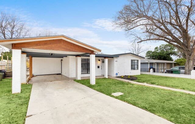 4-bedroom rental at 607 Redcliff Dr in San Antonio, TX — photo 4