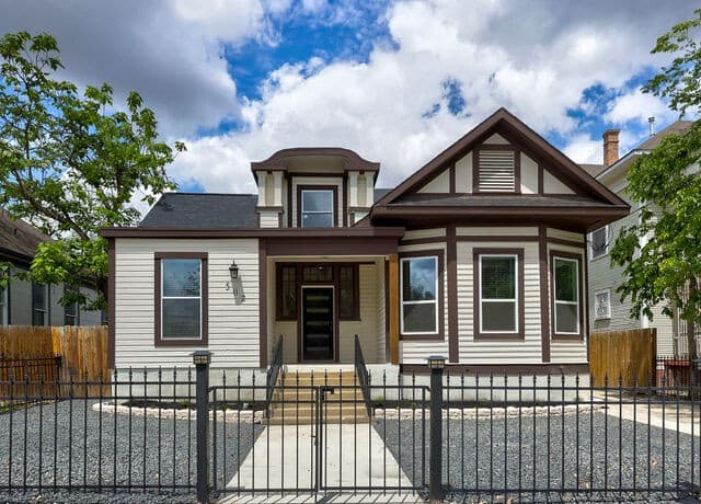 4-bedroom rental at 507 W Mistletoe in San Antonio, TX — photo 2