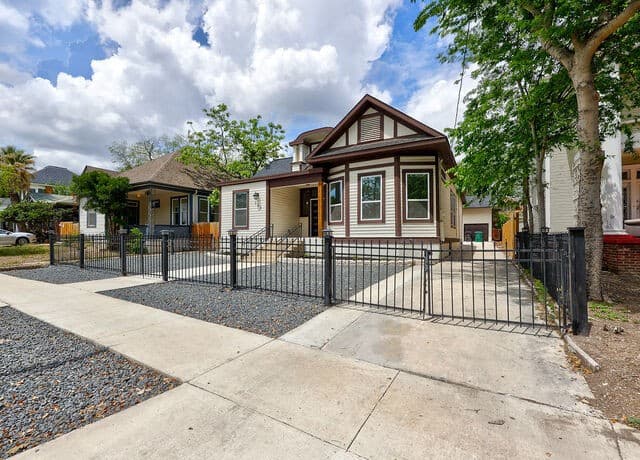 4-bedroom rental at 507 W Mistletoe in San Antonio, TX — photo 4