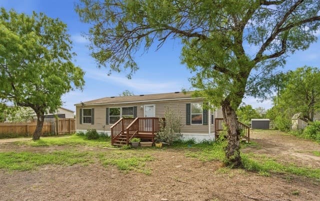 Home for sale at 1105 Walnut St in Jourdanton, TX — photo 2