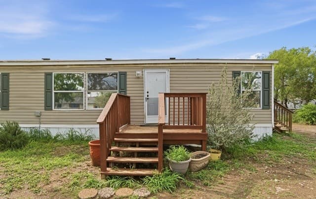 Home for sale at 1105 Walnut St in Jourdanton, TX — photo 3