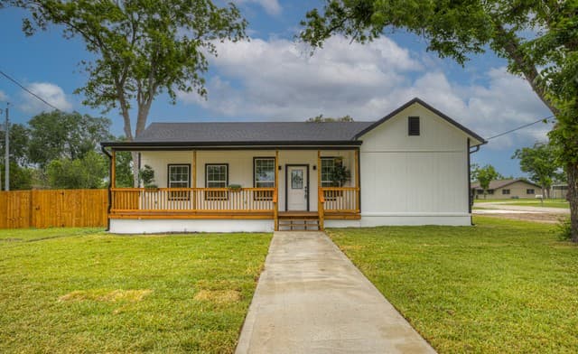 4-bedroom rental at 312 N Lavernia in Marion, TX — photo 1