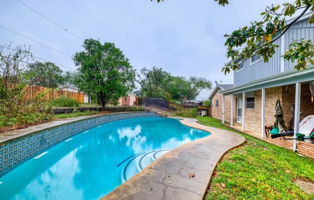 5-bedroom rental at 129 Meadow Way in Universal City, TX — photo 1