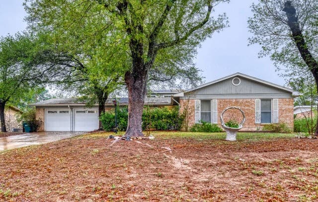 5-bedroom rental at 129 Meadow Way in Universal City, TX — photo 2