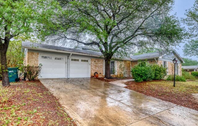 5-bedroom rental at 129 Meadow Way in Universal City, TX — photo 3