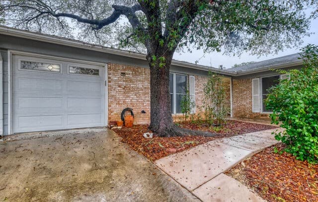 5-bedroom rental at 129 Meadow Way in Universal City, TX — photo 4