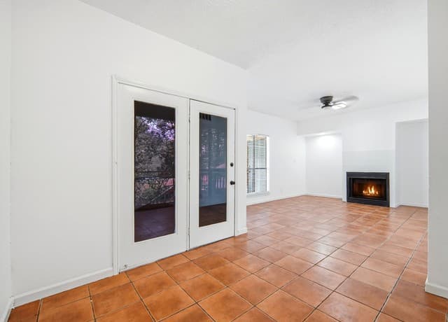 2-bedroom rental at 6100 Woodlake Pkwy Unit 311 in San Antonio, TX — photo 1