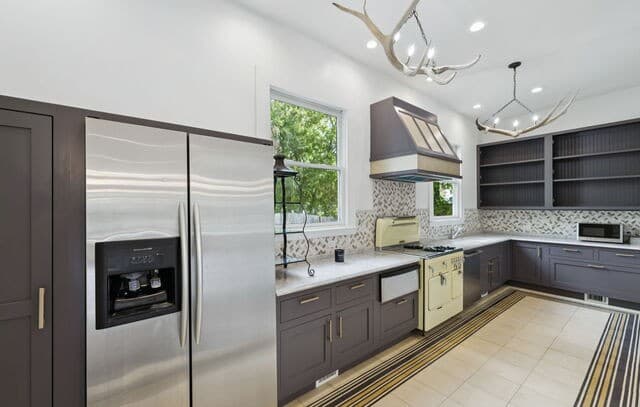 4-bedroom rental at 321 E Dewey Pl in San Antonio, TX — photo 5