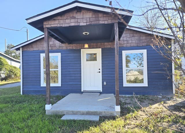 3-bedroom rental at 1360 Essex St in San Antonio, TX — photo 1