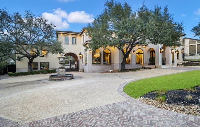 7-bedroom rental at 11 Vineyard Dr. in San Antonio, TX — photo 2