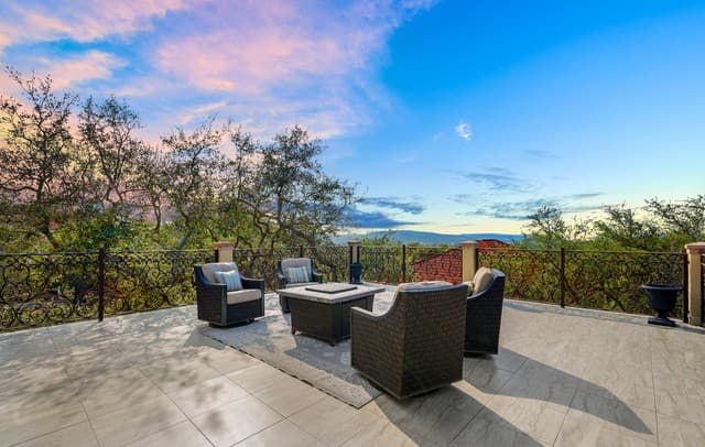 7-bedroom rental at 11 Vineyard Dr. in San Antonio, TX — photo 3